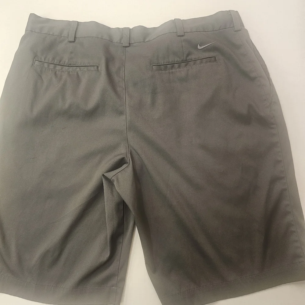 NIKE MEN GOLF CASUAL PREPPY SHORTS GRAY SIZE 34 GORPCORE ATHLEISURE OUTDOORS F79
